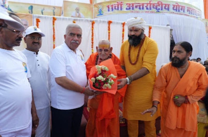 Kabeer Ji Maharaj with Minister Dinesh Sachan
